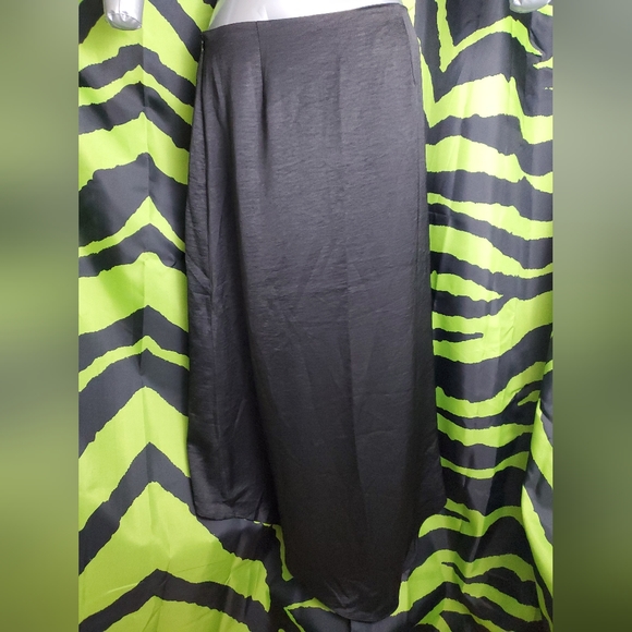 Black Tulip Skirt, Hi-Low/Asymmetrical, Size Large NWT - Picture 4 of 12